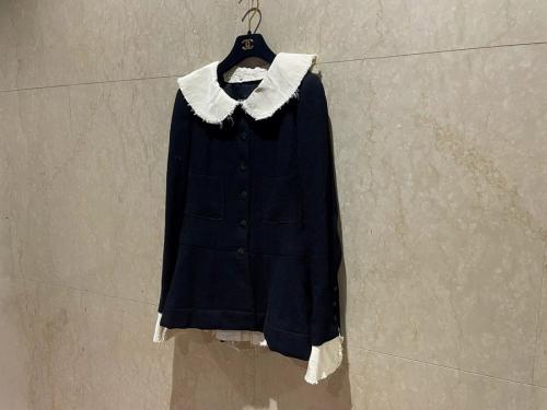 シャネルのレイヤードデザインペプラムセットアップスーツ