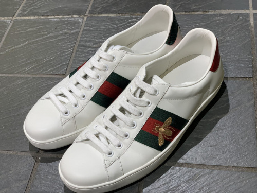 グッチのエンブロイダリーローカットスニーカー