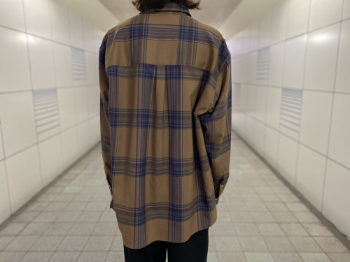 オーラリーのシャツ