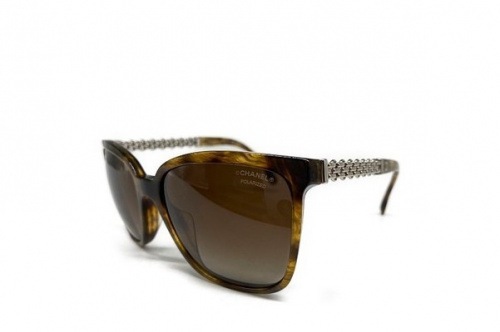 シャネルのチェーンモチーフサングラス