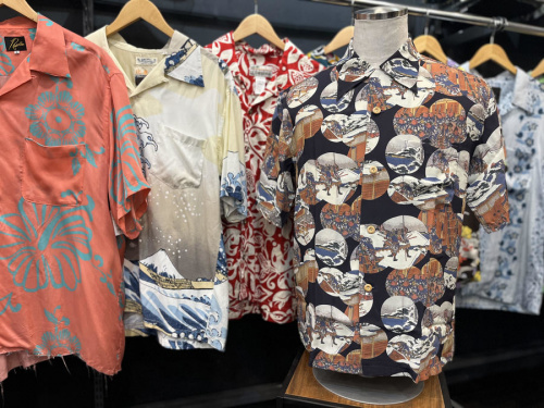 コラボ・別注アイテムのSUN SURF × 北斎