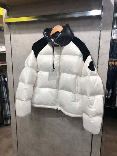 「ラグジュアリーブランドのMONCLER 」