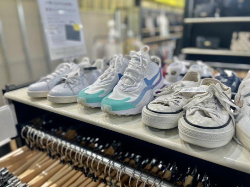 店舗からのお知らせのスニーカー