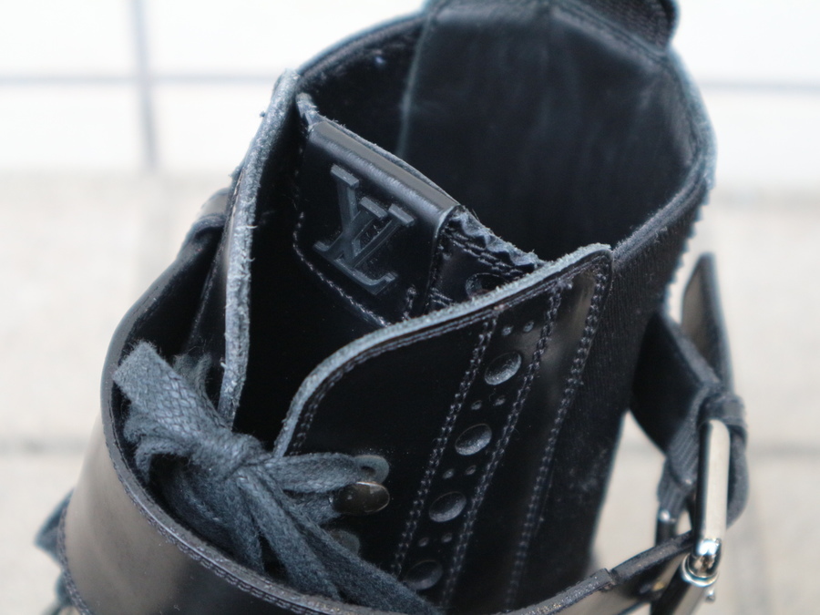 LOUIS VUITTON /ルイヴィトン】LVロゴサイドゴアストラップメダリオン