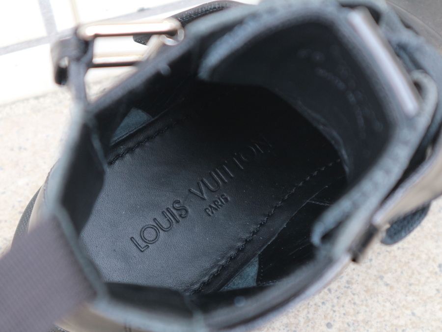 LOUIS VUITTON /ルイヴィトン】LVロゴサイドゴアストラップメダリオン