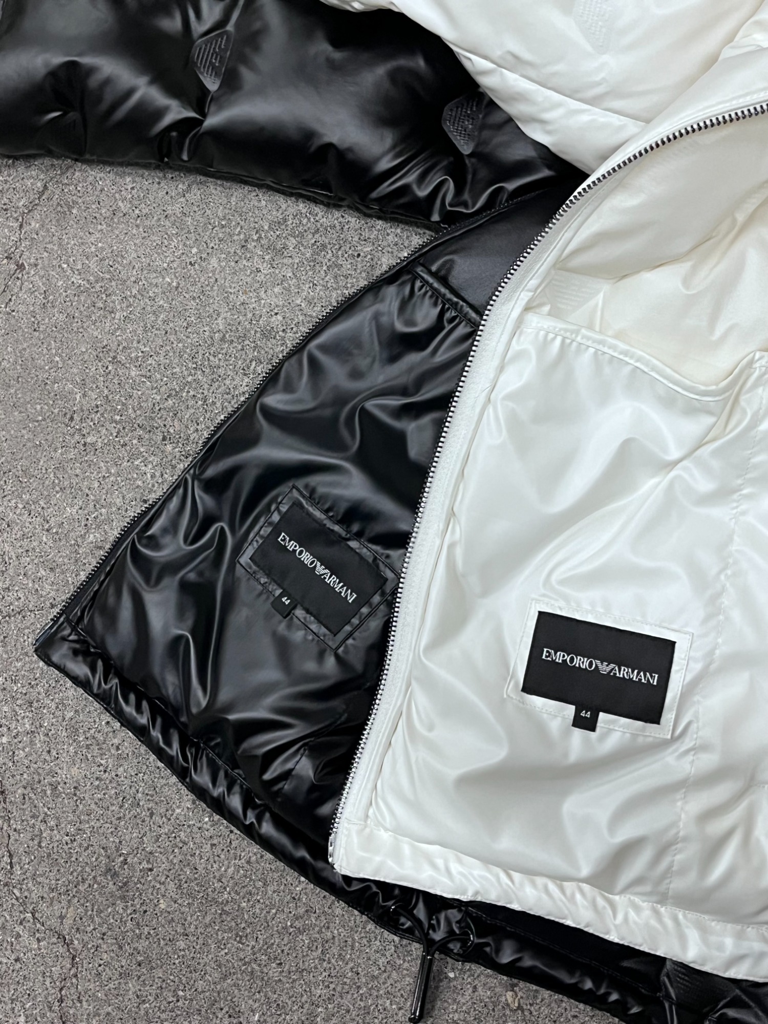 EMPORIO ARMANI/エンポリオアルマーニ】イーグル ロゴ エンボス フード 