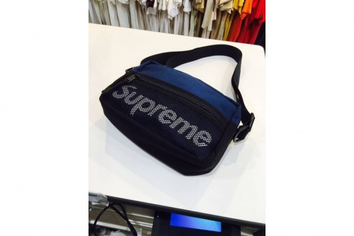 シュプリームのショルダーバッグ