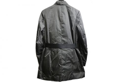 プラダのレザー使い中綿ロゴベルデット