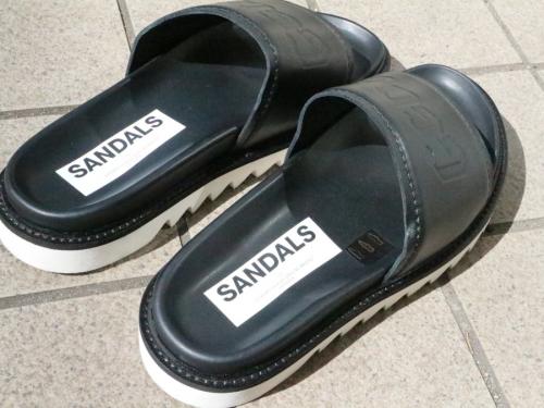 ゴールデングースのシャークソールシャワーサンダル