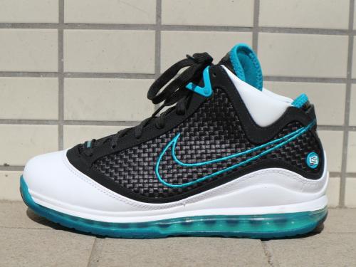 ナイキのLEBRON VII QS