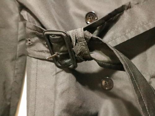 プラダのノーカラーデザイントレンチコート