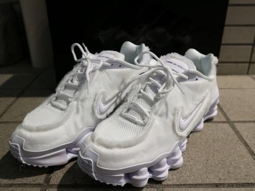 ナイキ x コムデギャルソンのNIKE SHOX TLX