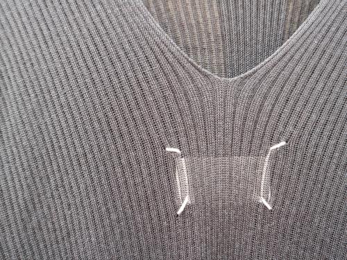 メゾンマルジェラ4のバックオープンニット