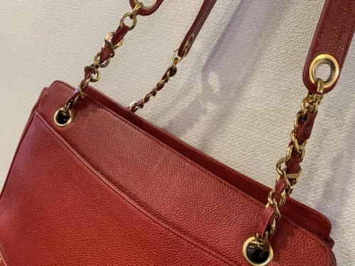 トルプルココショルダーバッグのキャビアスキン