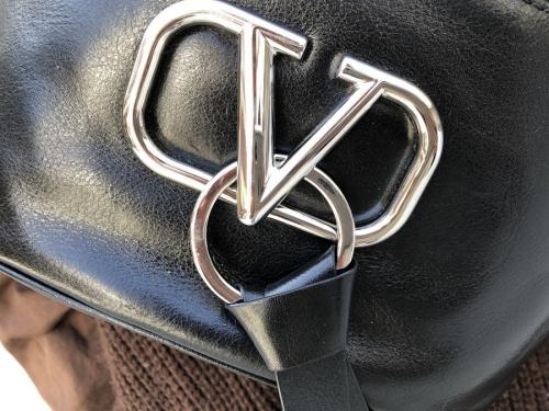 ヴァレンティノのメタルロゴレザーボディーバッグ