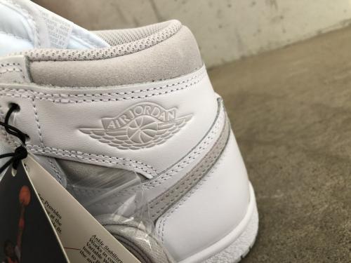 ナイキのNIKE AIR JORDAN 1 HIGH '85 WHITE/NUTRAL GREY　エアジョーダン 1 ハイ '85 ホワイト/ニュートラルグレー