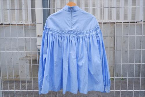 サイのギザコットンハイネックピンタックブラウス