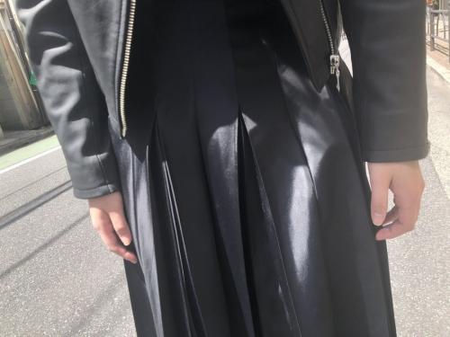 ジャンヤワタナベコムデギャルソンのプリーツナイロンスカート