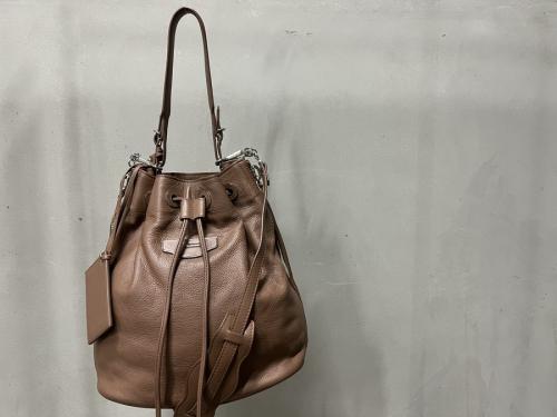 バレンシアガのペーパーフラットバケットショルダーバッグ