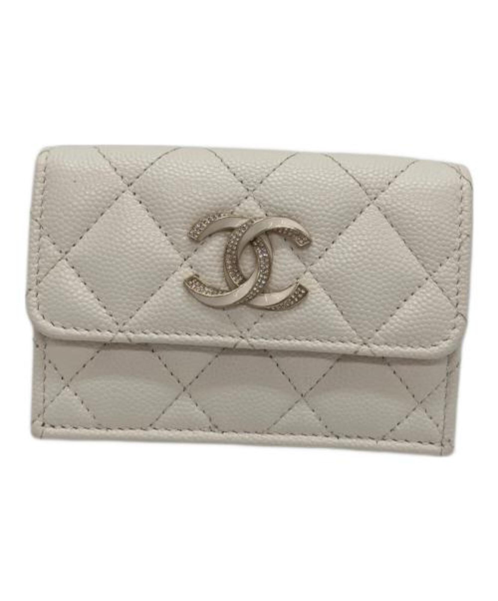 CHANELノベルティキャビアスキンコンパクト三つ折り財布シルバー金具 CHANEL / シャネル】キャビアスキンレザー3つ折り財布 | 洗練された