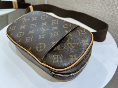 「ラグジュアリーブランドのLOUIS VUITTON 　 」