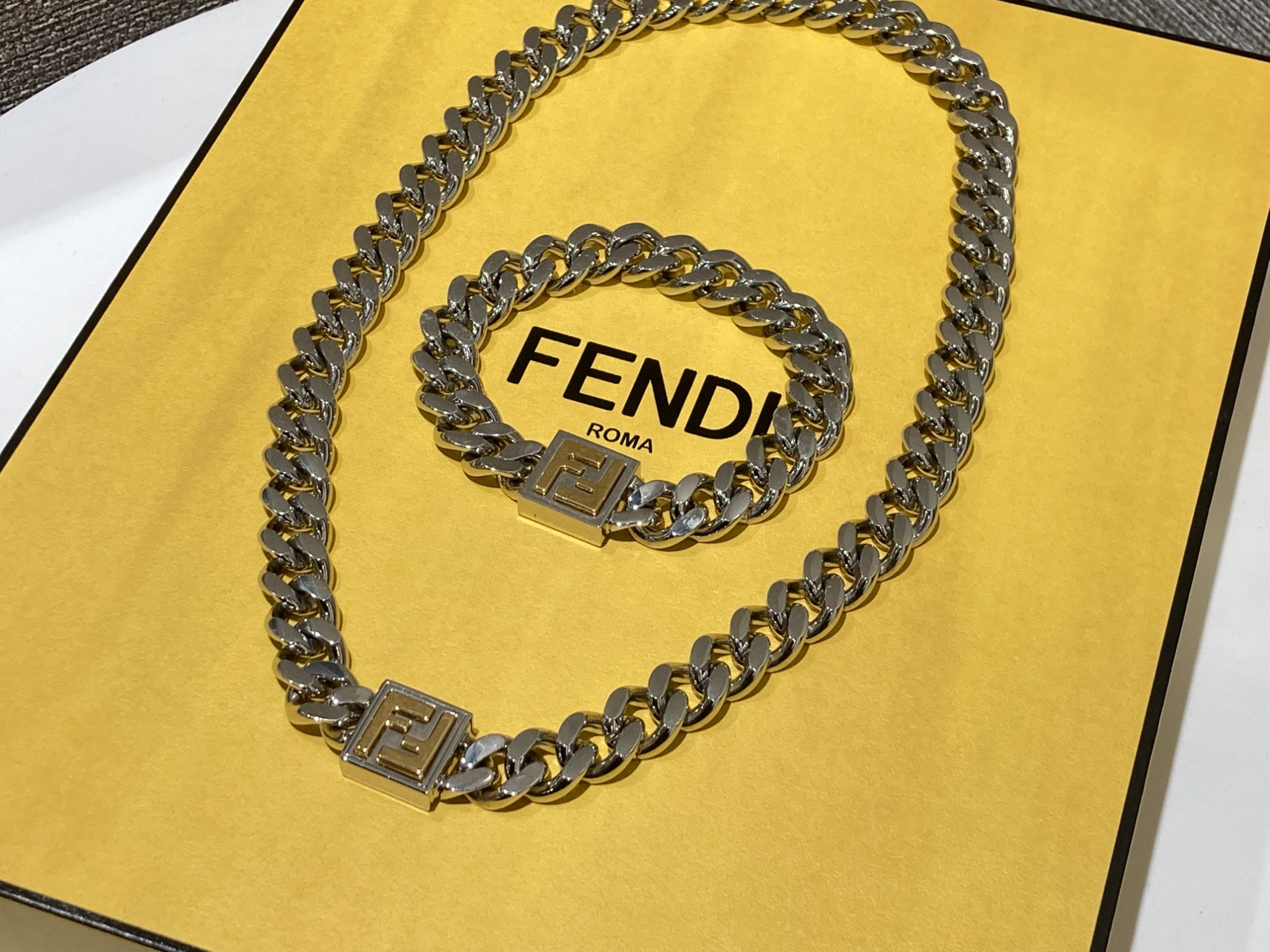 FENDIのネックレスです-