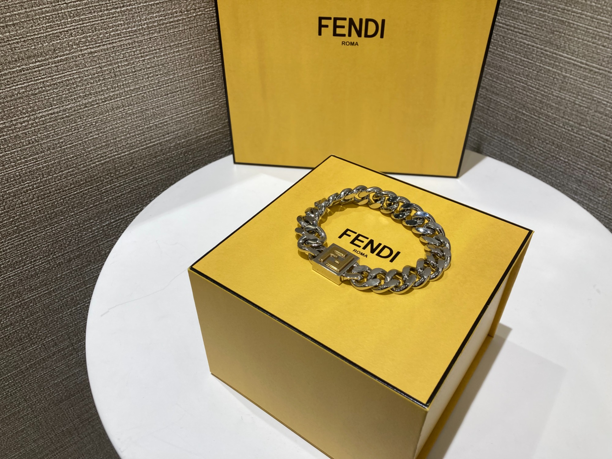 大人気【FENDI/フェンディ】カーブチェーンブレスレット / FFモチーフ