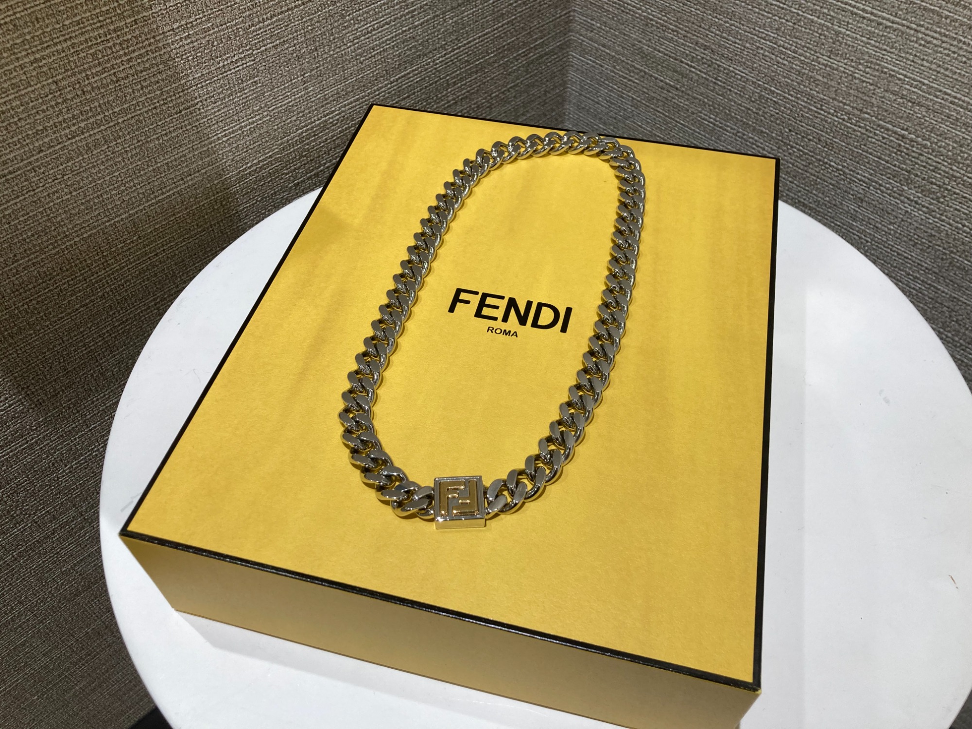 大人気【FENDI/フェンディ】カーブチェーンブレスレット / FFモチーフ