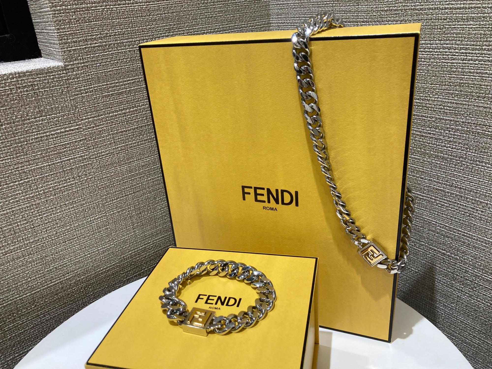 大人気【FENDI/フェンディ】カーブチェーンブレスレット / FFモチーフ