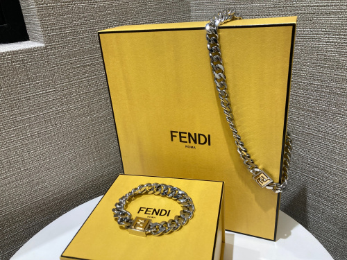 FENDI FF カーブチェーン ブレスレット 人気 大人気【FENDI/フェンディ】カーブチェーンブレスレット / FF