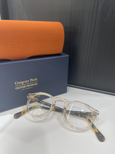 「インポートブランドのOLIVER PEOPLES 」