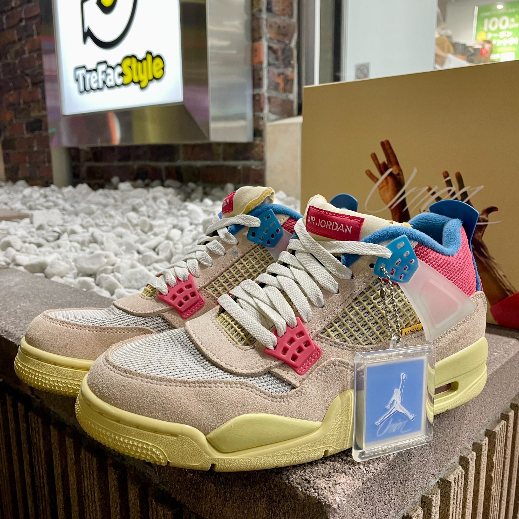 AIR JORDAN4 × UNION GUAVAコラボスニーカー