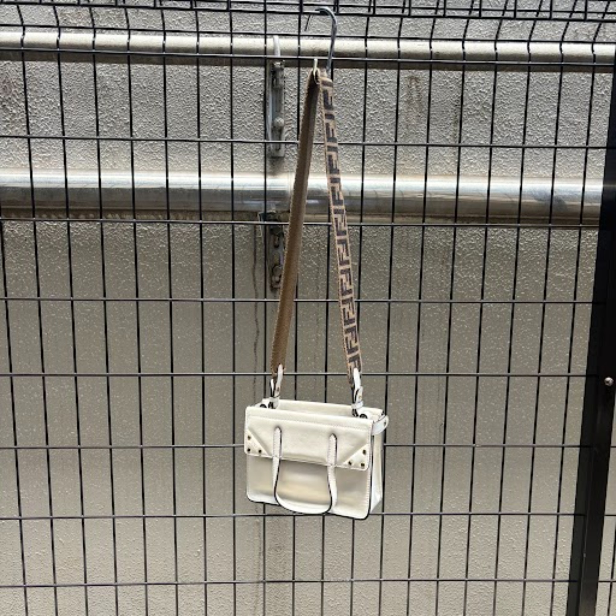 FENDI/フェンディ】より【フリップ スモール FFロゴストラップ