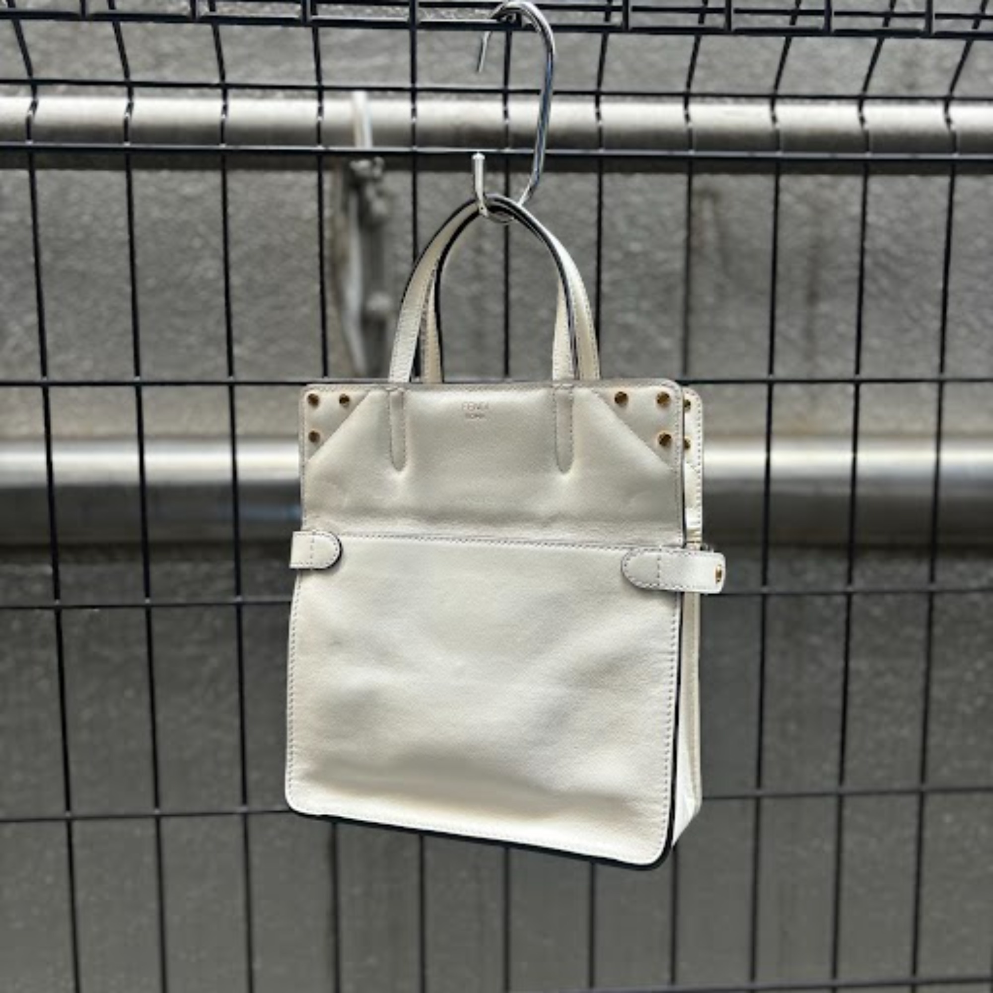 FENDI/フェンディ】より【フリップ スモール FFロゴストラップ 