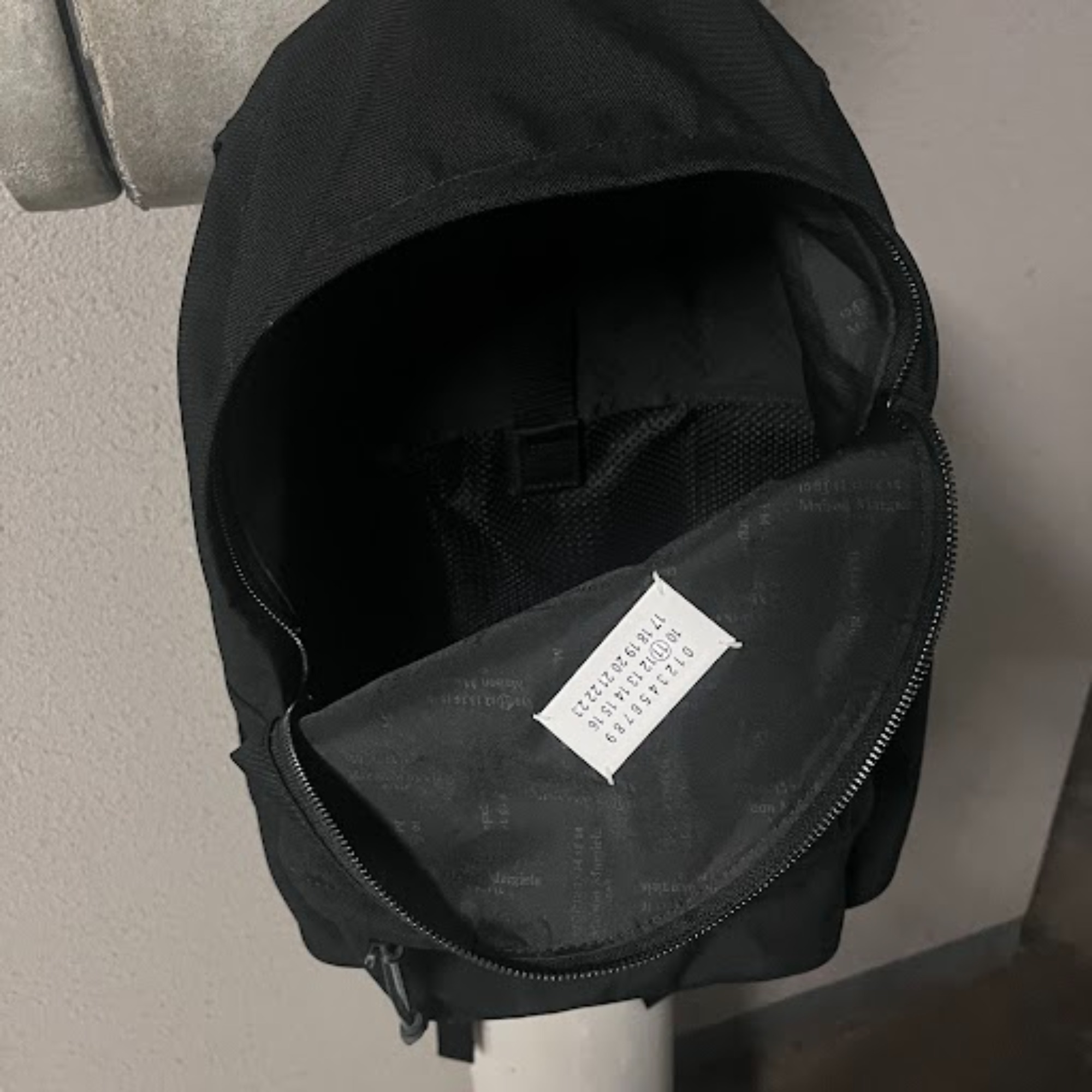 Maison Margiela/メゾンマルジェラ】より【1CON BACKPACK】の