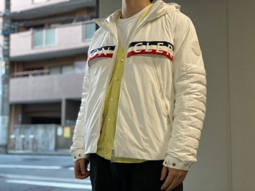 トップスのダウンジャケット