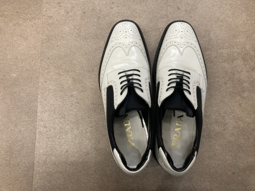 プラダのダービーシューズ