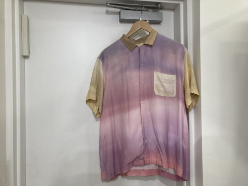 トップスの半袖シャツ