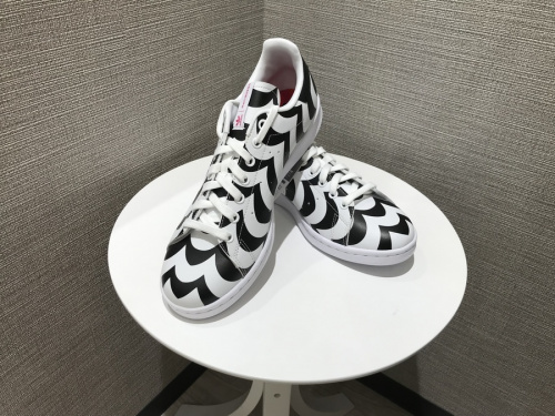 スニーカーのadidas × marimekko