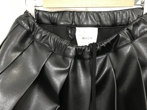 コムデギャルソントリコのフェイクレザープリーツスカート
