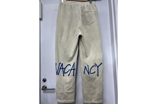 ステューシー × ノーバカンシーインのスウェットパンツ