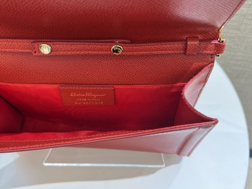 サルヴァトーレ フェラガモのヴァラリボンチェーンショルダーバッグ