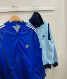 「スポーツブランドのadidas 」