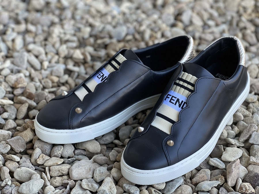 いてました FENDI - FENDIスリッポンの通販 by my shop｜フェンディ 