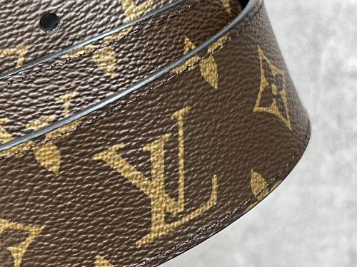 ルイヴィトンのサンチュールイニシエルベルト