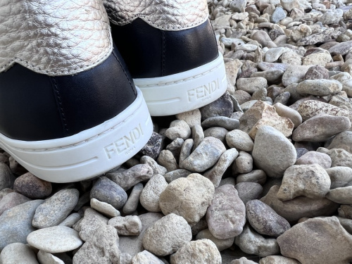 フェンディのレザースリッポン ズッカ  8E6592