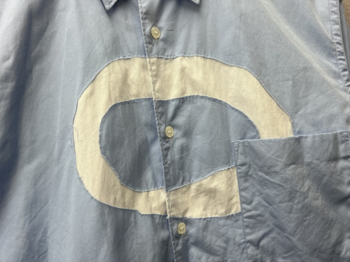 コムデギャルソンオムプリュスのバックパッチカットシャツ