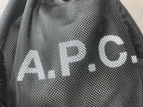 アーペーセーのロゴメッシュトートバッグ
