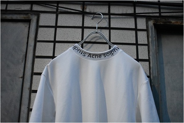 Acne Studios/アクネ ストゥディオズ）】ネックロゴストレッチTシャツ