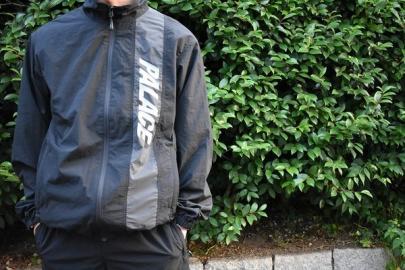 「レアアイテムのPalace Skateboard 」